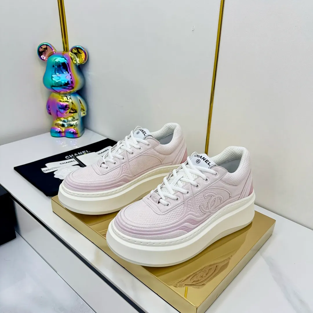 👟👟Ex-factory price 680👟👟 Upgraded version, upgraded version, upgraded version! No rebuttal accepted! ! ! ! Chanel Chanel panda shoes! 2025 counter's top casual sports shoes. This classic design; the upper is electro-embroidered with a variety of techniques; the outsole is fashionable and sporty; the unusual inclusion of a variety of color matching elements... The diversified mix and match is very good-looking and versatile, and can be used for leisure, fashion, sports, and outdoor... ꫛꫀꪝ Go➫ Materials: ❶Upper made of: original imported first-layer silk cowhide + original waterproof cloth + original first-layer cowhide ❷Inner lining: Original Yangli+Net ❸Outsole based on: Original TPU combination outsole Counter boutique packaging complete set for women 35–41 👉 👉 👉 👉 👉 👉 👉